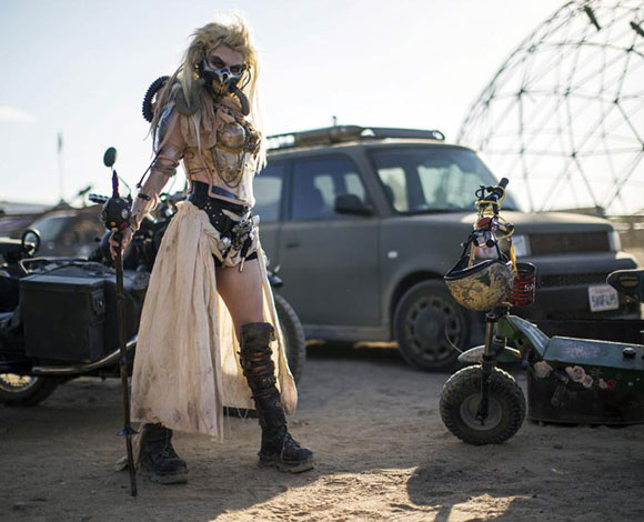 بالصور... عشاق سلسلة أفلام "Mad Max" يتجمعون بأزياء الفيلم وشخصياته المرعبة