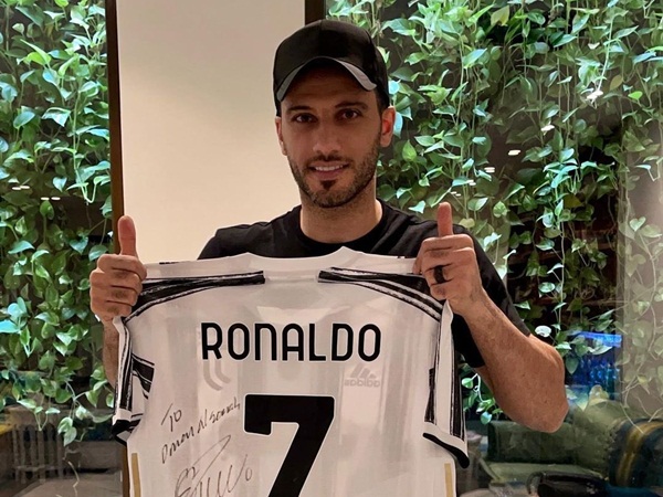 رونالدو يهدي قميصه للاعب السوري عمر السومة
