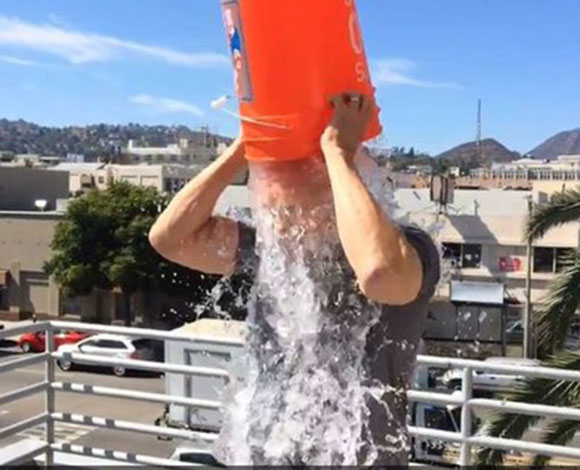 المشاهير في تحدي "وعاء الماء المثلج - ice bucket challenge"