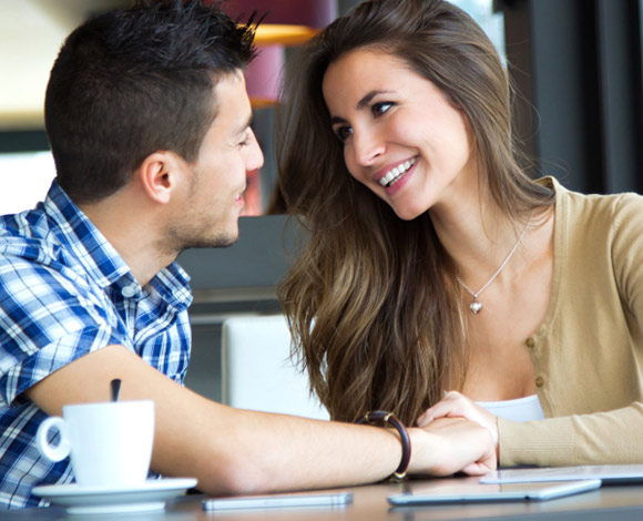 10 ايماءات رومانسية تتيح للرجل أن يكسب بها ود المرأة