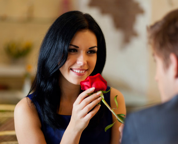 10 ايماءات رومانسية تتيح للرجل أن يكسب بها ود المرأة