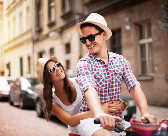 10 ايماءات رومانسية تتيح للرجل أن يكسب بها ود المرأة