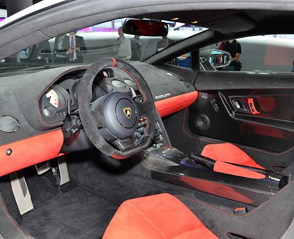 Gallardo LP 570 Squadra Corse من لامبورغيني: سيارة رياضية أنيقة