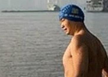 صيني يسبح في النهر يوميًا مُنذ 11 عامًا للوصول لعمله