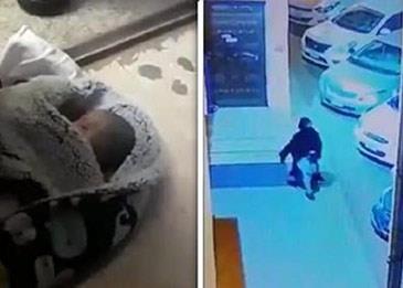 اضغط لمشاهدة الفيديو: امرأة تلقي رضيعها أمام باب مسجد في جدة وتهرب!