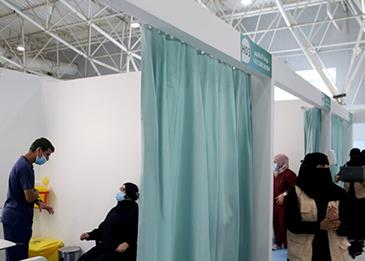 السعودية تؤكد أن لقاحات كورونا المعتمدة بالمملكة عالية السلامة وحدوث جلطات بعد تلقيها نادر جدًا