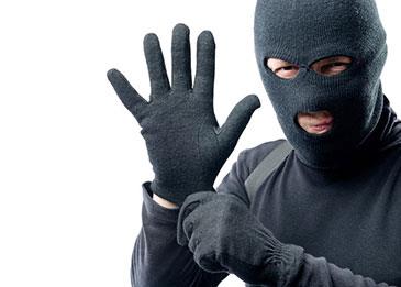 اضغط لمشاهدة الفيديو: اللص سيء الحظ.. ظن ضحيته فتاة ضعيفة، واكتشف أنها مسلحة!